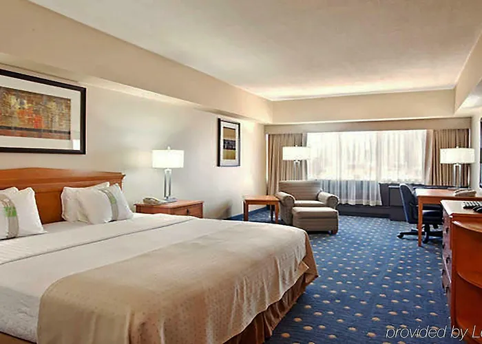 Mart Plaza River North, An Ihg 4*